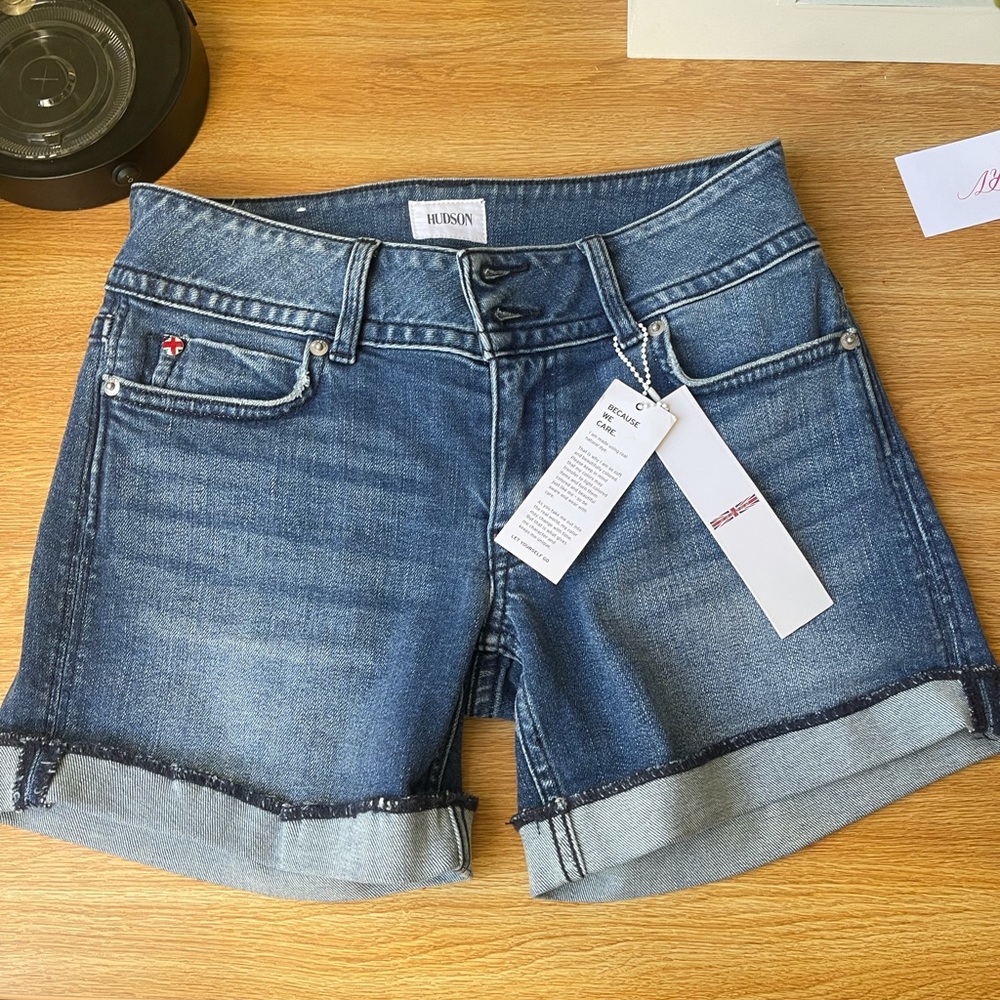 HUDSON “ RUBY MID THIGH SHORT” SIZE 26